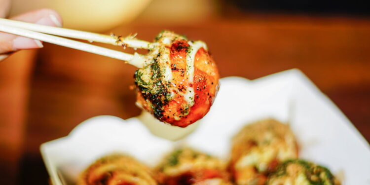 Quem inventou o takoyaki? A origem da famosa comida de rua de Osaka