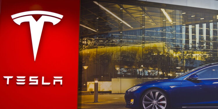 Como a Tesla nasceu e se tornou a empresa que revolucionou os carros elétricos!