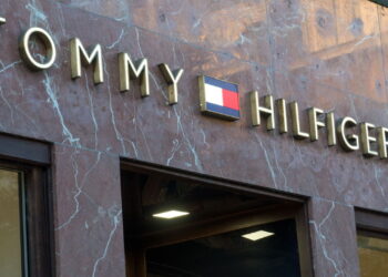 Como a Tommy Hilfiger se tornou a marca queridinha da cultura pop nos anos 90!
