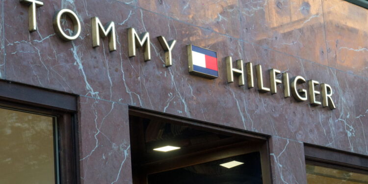 Como a Tommy Hilfiger se tornou a marca queridinha da cultura pop nos anos 90!