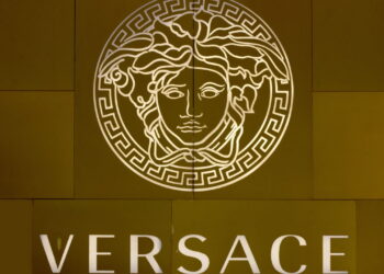Saiba quem fundou a Versace e a história por trás do logo da Medusa!
