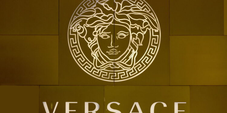 Saiba quem fundou a Versace e a história por trás do logo da Medusa!