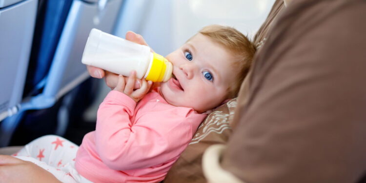 Vai voar com um bebê? Esses cuidados fazem toda a diferença