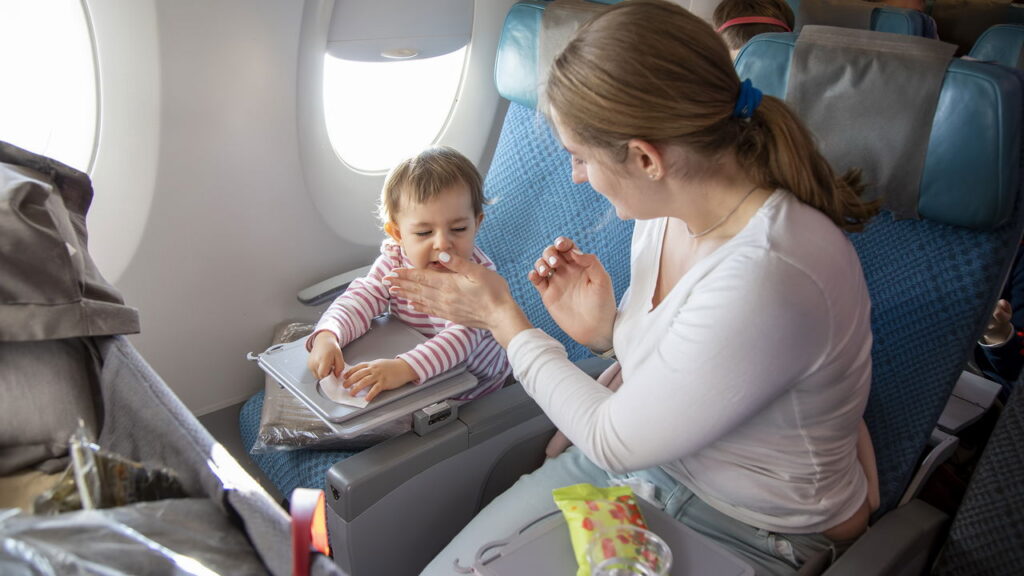 Vai voar com um bebê? Esses cuidados fazem toda a diferença