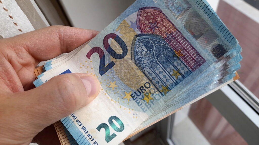Sem moeda, sem papel! Dinheiro em espécie se torna cada vez mais raro