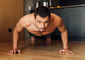 O melhor treino para ganhar força sem academia e sem gastar nada