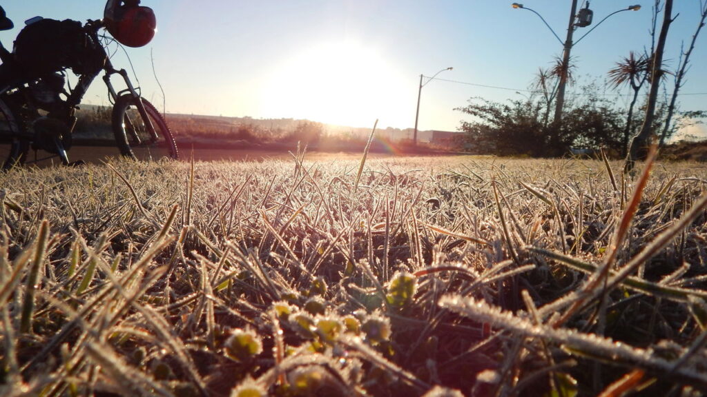 Inverno chega ao Brasil com frio intenso chuva forte e tempo seco