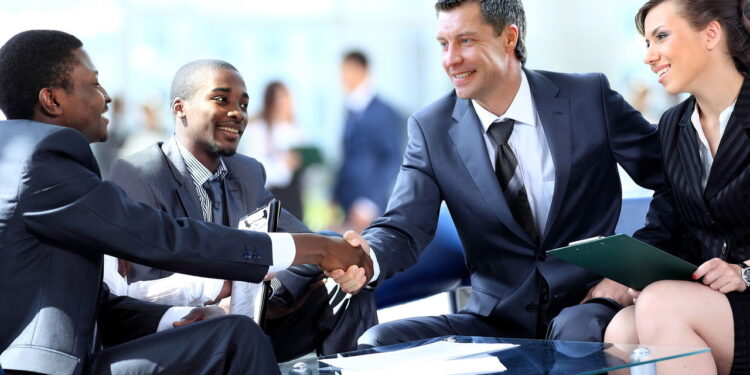 Saiba como liderar equipes na era da inteligência artificial e do trabalho remoto! Confira
