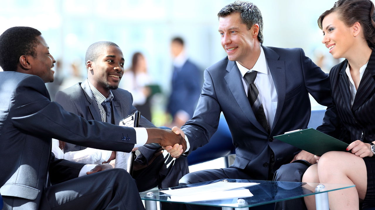 Saiba como liderar equipes na era da inteligência artificial e do trabalho remoto! Confira