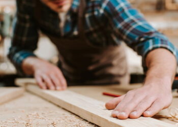 Sesc lança curso gratuito de marcenaria para iniciantes com móvel modular