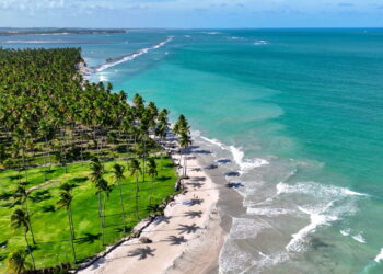 Pouca gente conhece essa praia com mar lindo e igreja à beira-mar