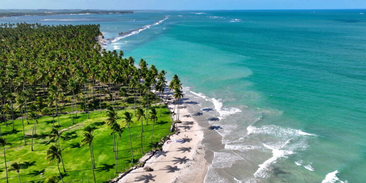 Pouca gente conhece essa praia com mar lindo e igreja à beira-mar