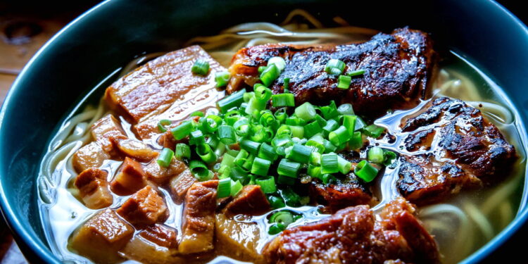 Quem realmente inventou o ramen? A jornada do macarrão que virou febre!