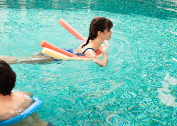 Porque treinar na piscina é ideal para fortalecer o corpo sem forçar as articulações! Veja agora