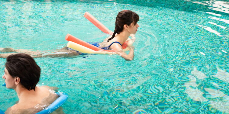 Porque treinar na piscina é ideal para fortalecer o corpo sem forçar as articulações! Veja agora