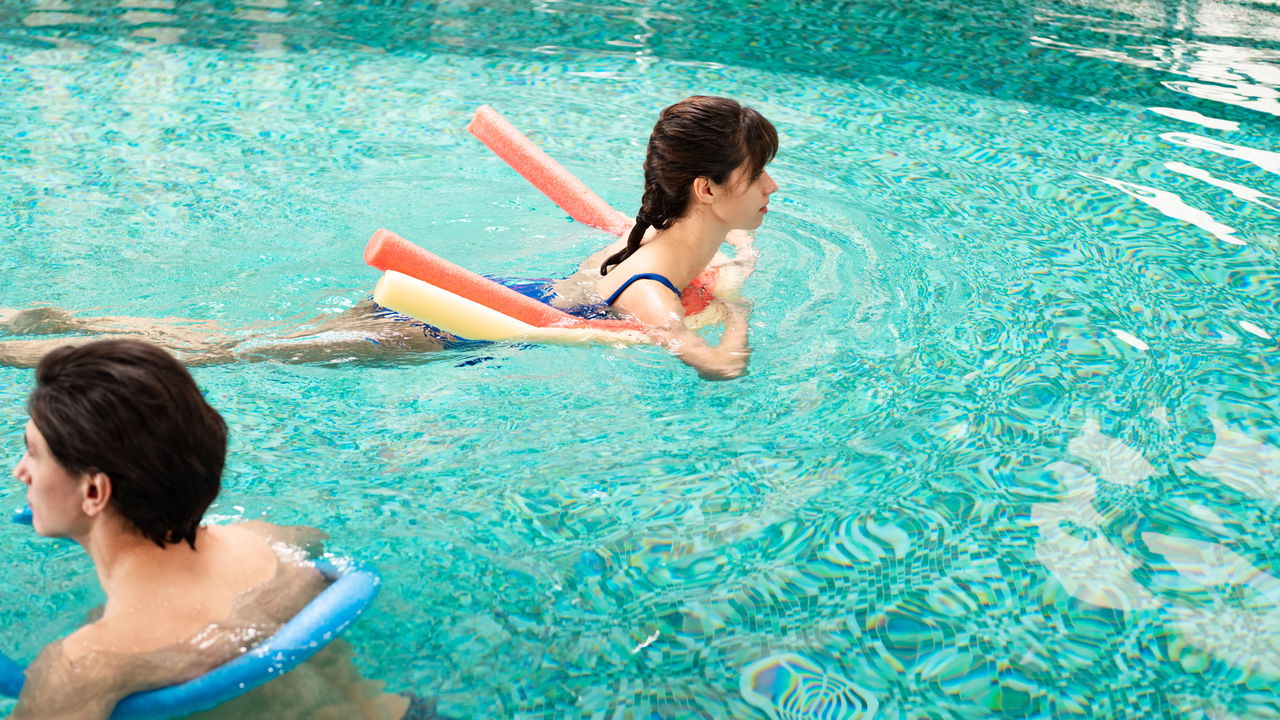 Porque treinar na piscina é ideal para fortalecer o corpo sem forçar as articulações! Veja agora