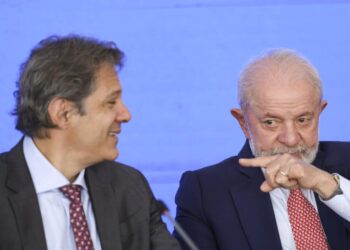 Brasília (DF), 12/02/2025 - O ministro da Fazenda, Fernando Haddad, e o presidente Luiz Inácio Lula da Silva participam da cerimônia que celebra um ano do programa Nova Indústria Brasil e do lançamento da Missão 6: Tecnologias de Interesse para a Soberania e Defesa Nacionais, no Palácio do Planalto. Foto: Marcelo Camargo/Agência Brasil