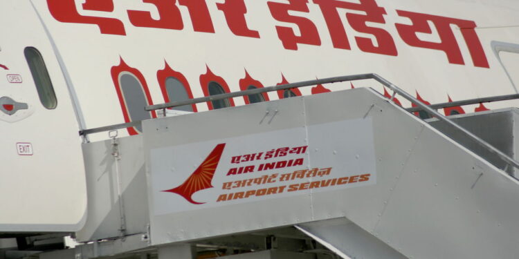 Boeing 787-8 cai após decolagem e levanta alerta global