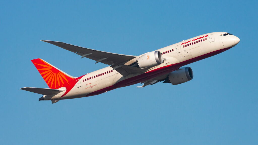 Boeing 787-8 cai após decolagem e levanta alerta global