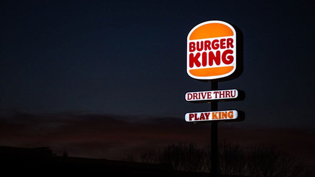 Como o Burger King e seu Whopper grelhado no fogo conquistaram o mundo! Entenda