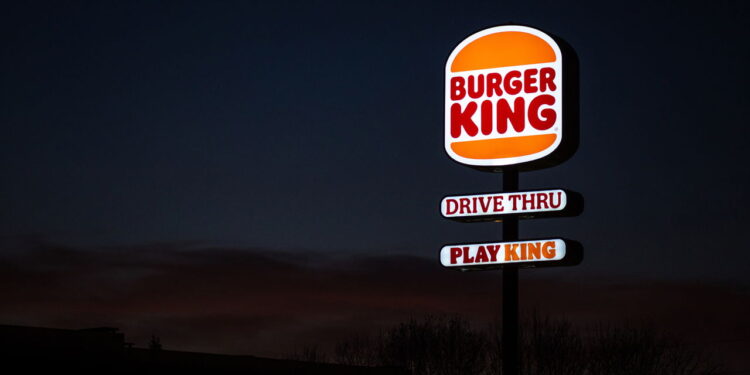 Como o Burger King e seu Whopper grelhado no fogo conquistaram o mundo! Entenda