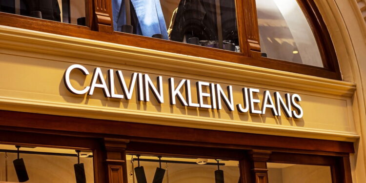 Conheça quem criou a Calvin Klein e a estética minimalista que virou febre!