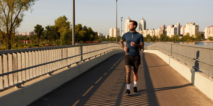 Conheça os benefícios de caminhar no fim de tarde para a sua saúde!