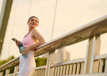 Quer pernas poderosas? Conheça os benefícios do afundo com caminhada!