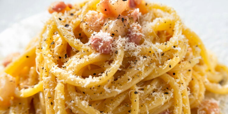 Carbonara leva creme de leite? A verdade sobre a receita e sua história