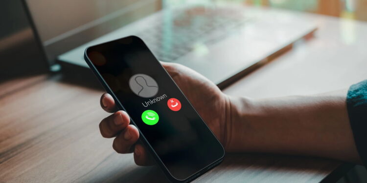 Saiba o que fazer ao receber uma chamada suspeita no celular!