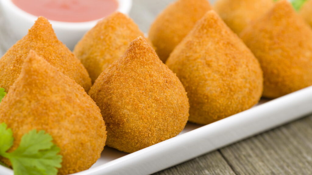 Quem inventou a coxinha? A origem do salgado mais amado das festas!