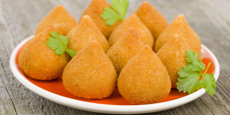 Quem inventou a coxinha? A origem do salgado mais amado das festas!