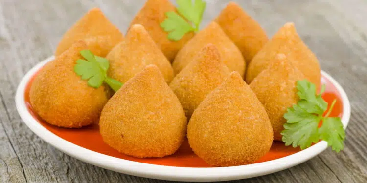 Quem inventou a coxinha? A origem do salgado mais amado das festas!