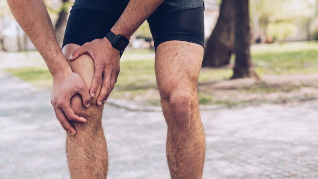5 exercícios sem equipamentos para aliviar dores nos joelhos em casa!