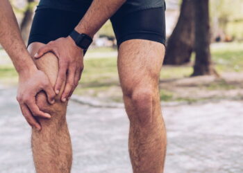 5 exercícios sem equipamentos para aliviar dores nos joelhos em casa!