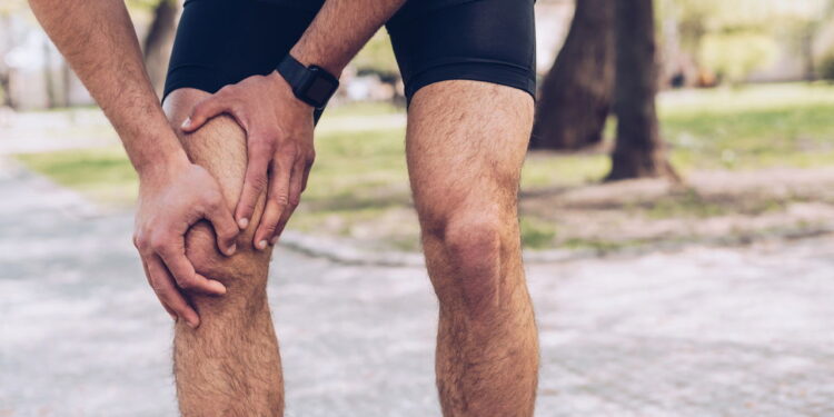 5 exercícios sem equipamentos para aliviar dores nos joelhos em casa!