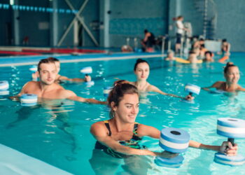 Os benefícios dos exercícios na piscina para a saúde de todas as idades! Confira