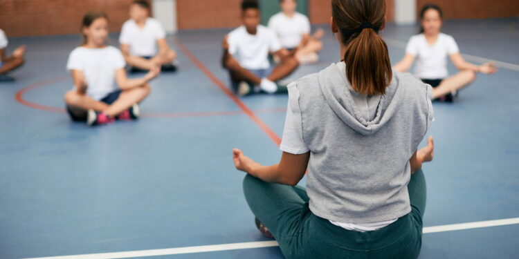 Os benefícios de ensinar mindfulness para crianças e adolescentes! Entenda