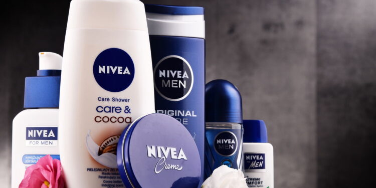 Saiba quem criou a Nivea e o segredo por trás do creme branco como a neve!