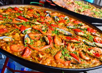 Conheça a origem da paella e como ela virou o prato símbolo da Espanha!