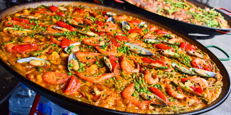 Conheça a origem da paella e como ela virou o prato símbolo da Espanha!