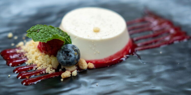 Saiba por que a panna cotta é a sobremesa que define a elegância italiana!