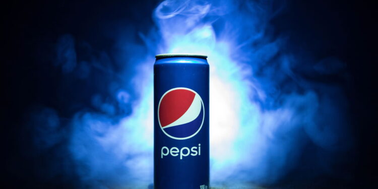 Conheça a origem da Pepsi e a rivalidade que mudou a publicidade!