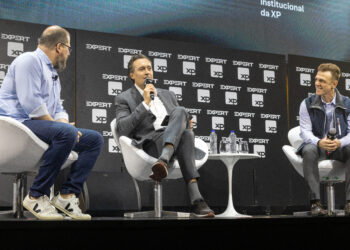 Um dos painéis da Expert 2025 (Foto: Paulo Bareta/ Divulgação XP)