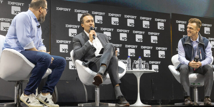 Um dos painéis da Expert 2025 (Foto: Paulo Bareta/ Divulgação XP)