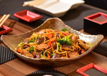 Quem inventou o yakisoba? A origem do prato que virou febre no Japão