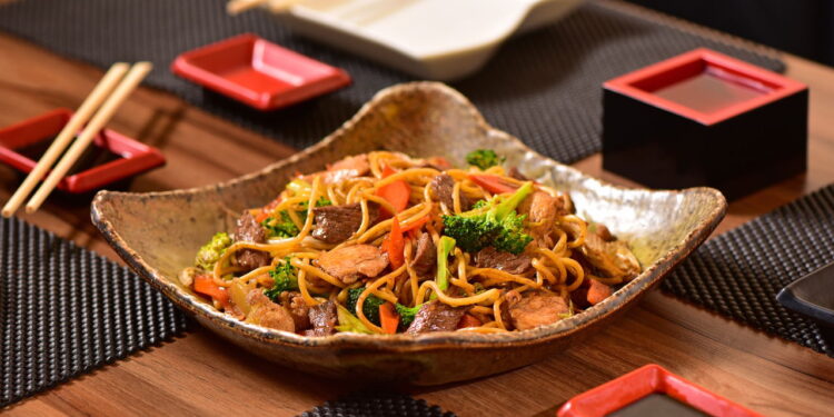 Quem inventou o yakisoba? A origem do prato que virou febre no Japão