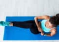 Quer um abdômen definido? Conheça os benefícios do exercício bicicleta no chão!