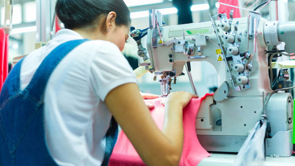 Curso gratuito de costura industrial transforma vidas no DF