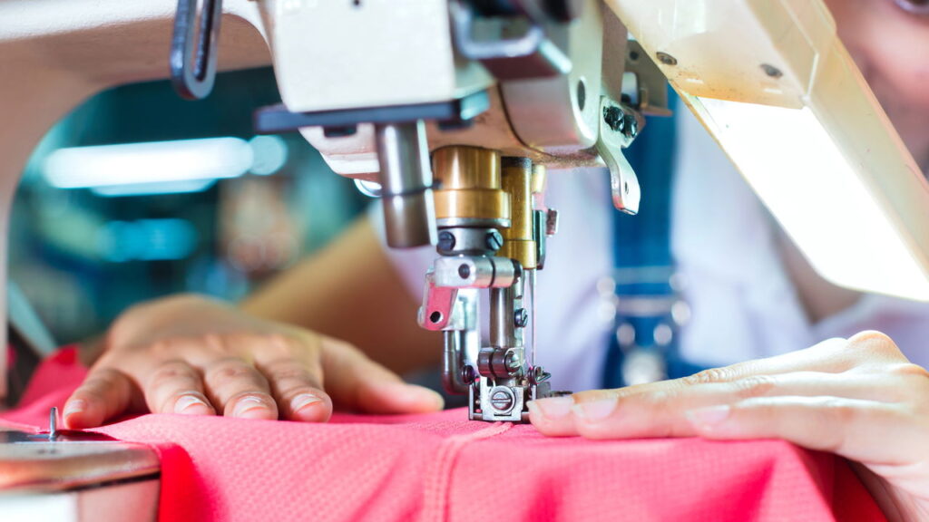 Curso gratuito de costura industrial abre 40 vagas em Salvador